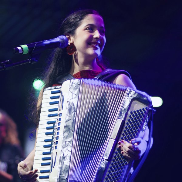 Lily Sanfoneira (voz e sanfona)